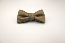 Load image into Gallery viewer, Solid Pre-Tied Bowties